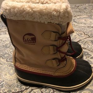 Sorel youth boots waterproof size 4 youth